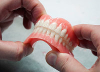 Dental Vision Tandtechnisch Laboratorium maakt gebitsprotheses, kronen, bruggen en implantaten